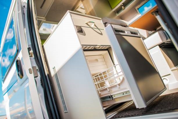 Equipamiento para autocaravanas: accesorios imprescindibles para viajar cómodo, seguro y preparado todo el año 5 Accesorios Nevera