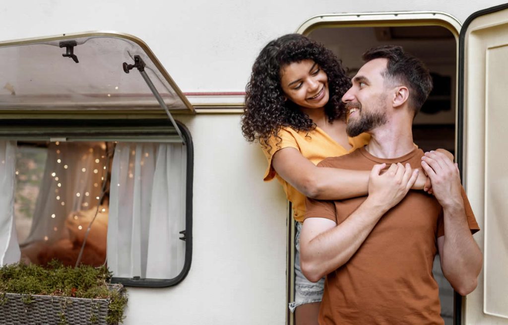 Ver el próximo eclipse en autocaravana: la guía definitiva para vivir una experiencia inolvidable 2 Pareja Puerta Autocaravana